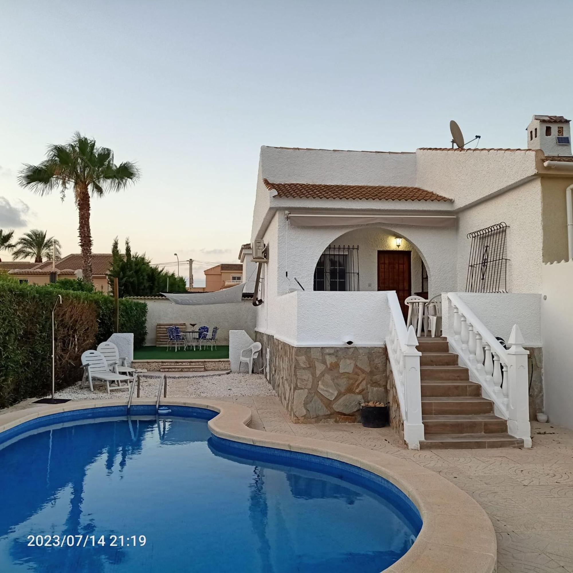 Acogedora Casa Con Piscina Villa Torrevieja Kültér fotó